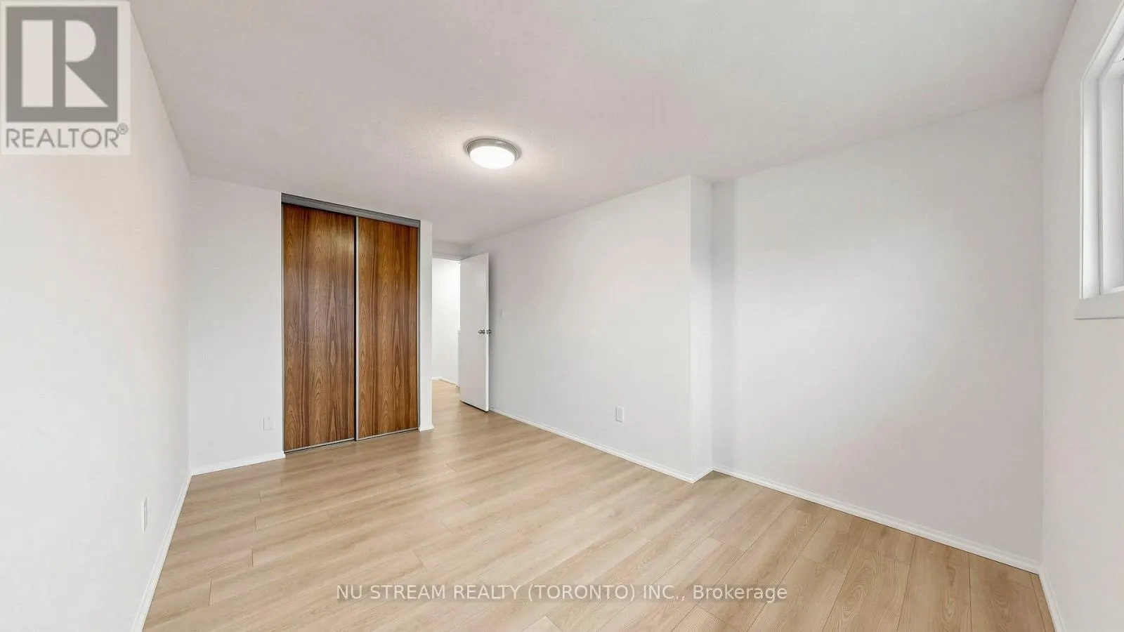 25 TREETOPS COURT