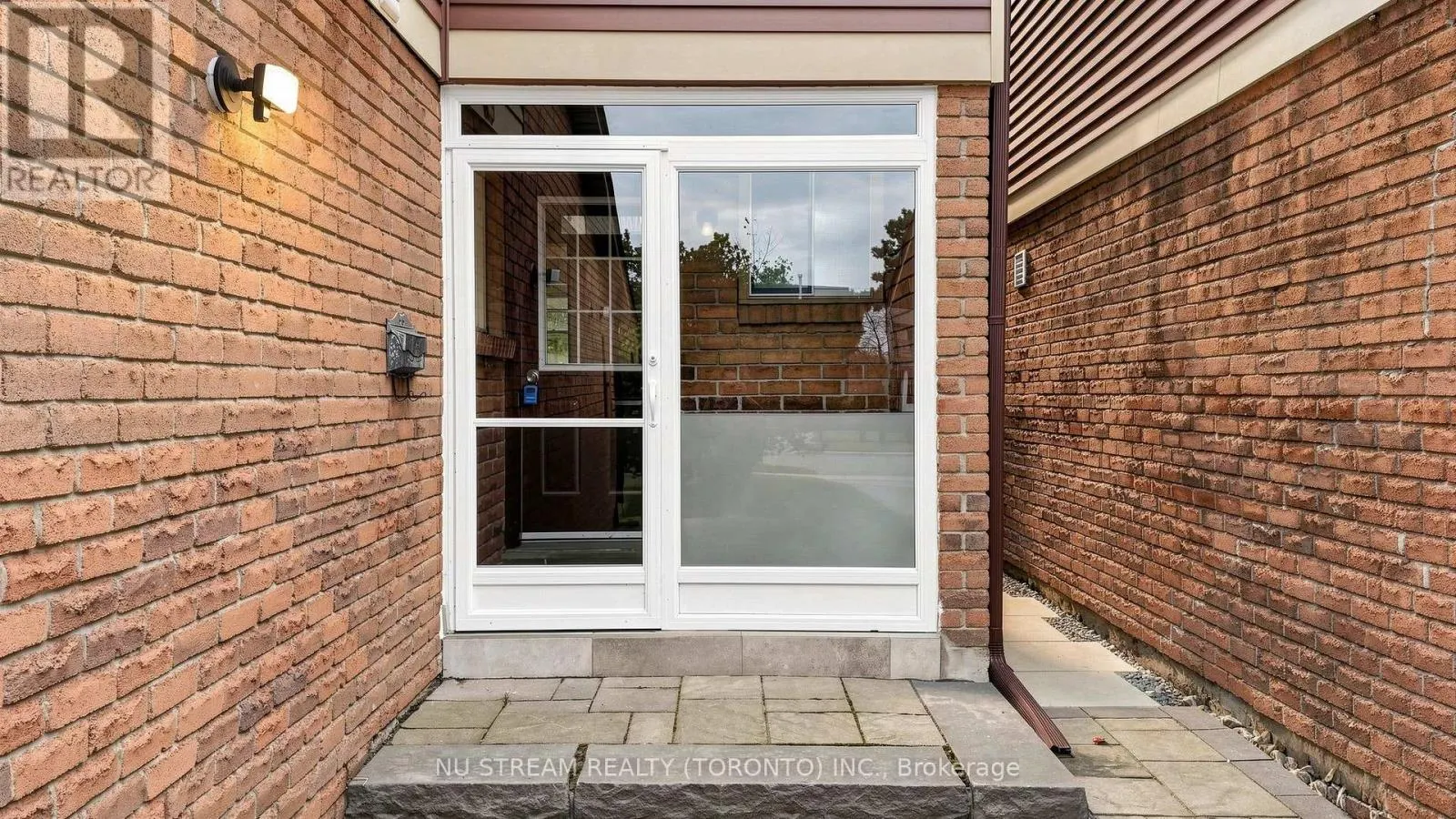 25 TREETOPS COURT