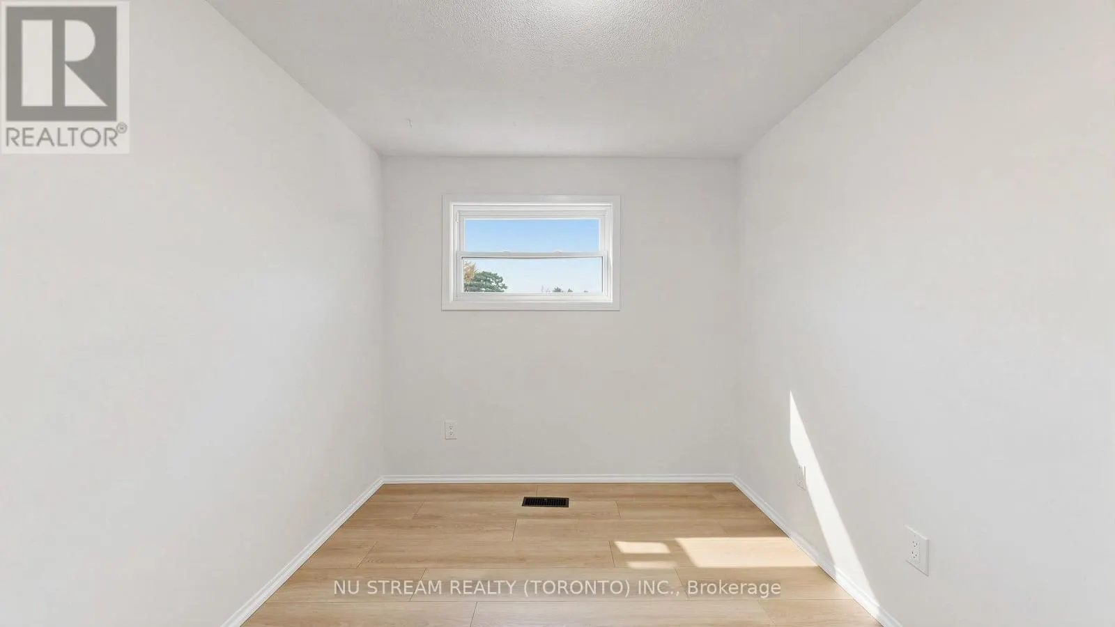25 TREETOPS COURT