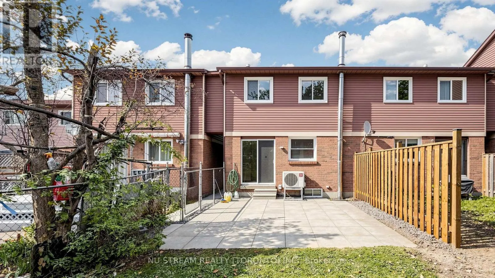 25 TREETOPS COURT