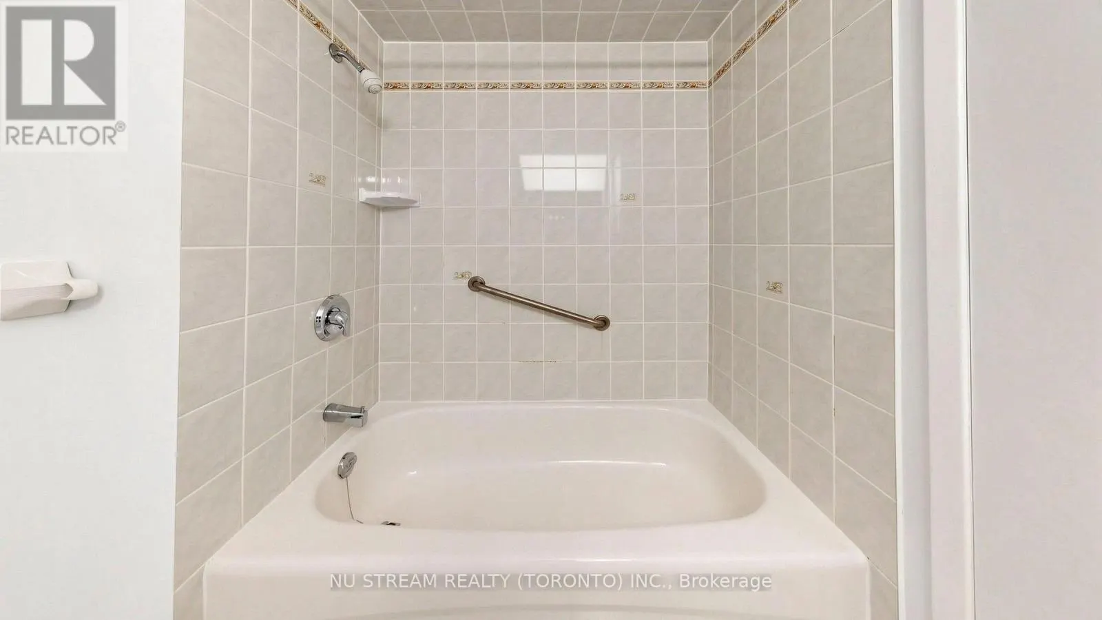 25 TREETOPS COURT
