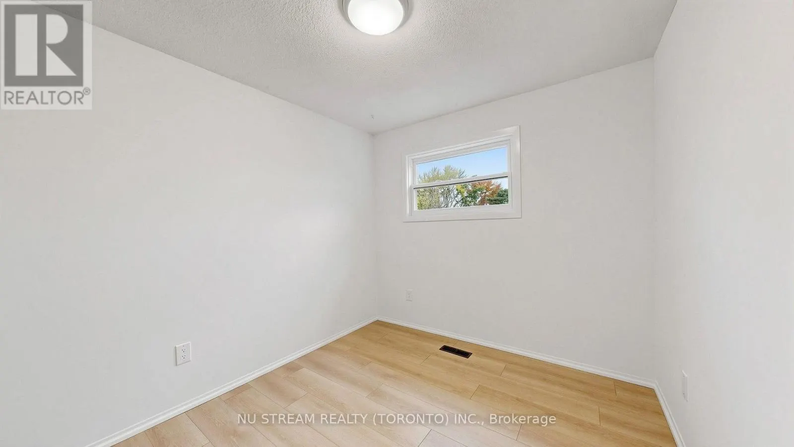 25 TREETOPS COURT