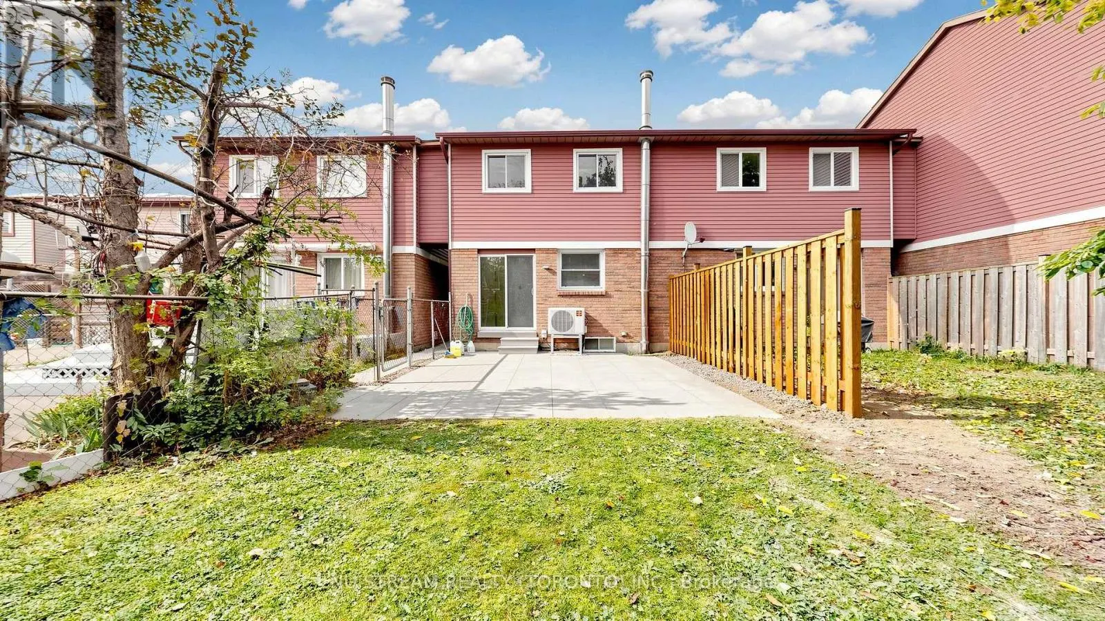 25 TREETOPS COURT