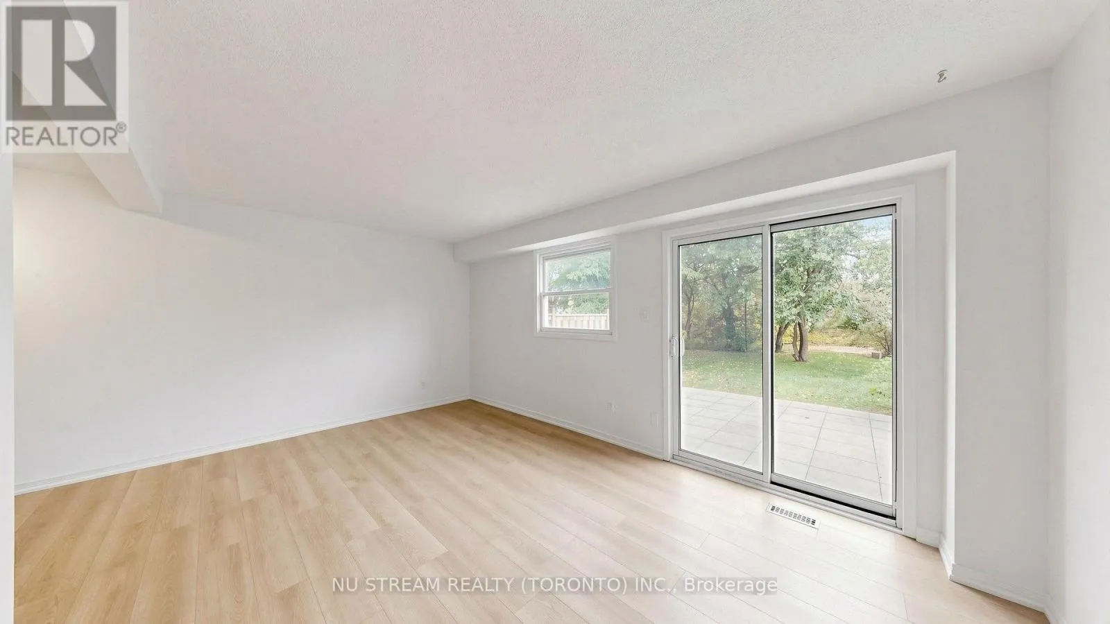 25 TREETOPS COURT