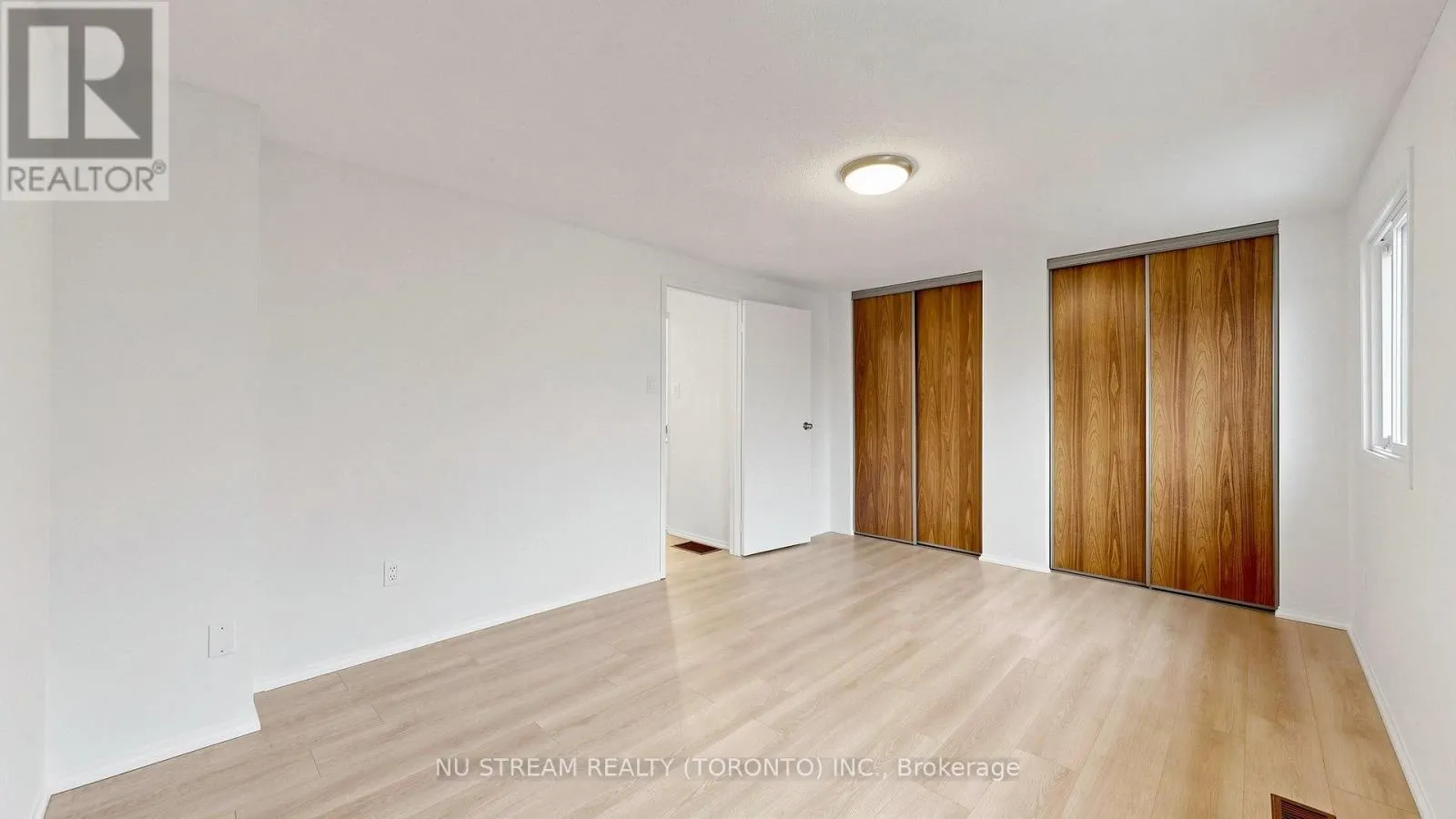 25 TREETOPS COURT