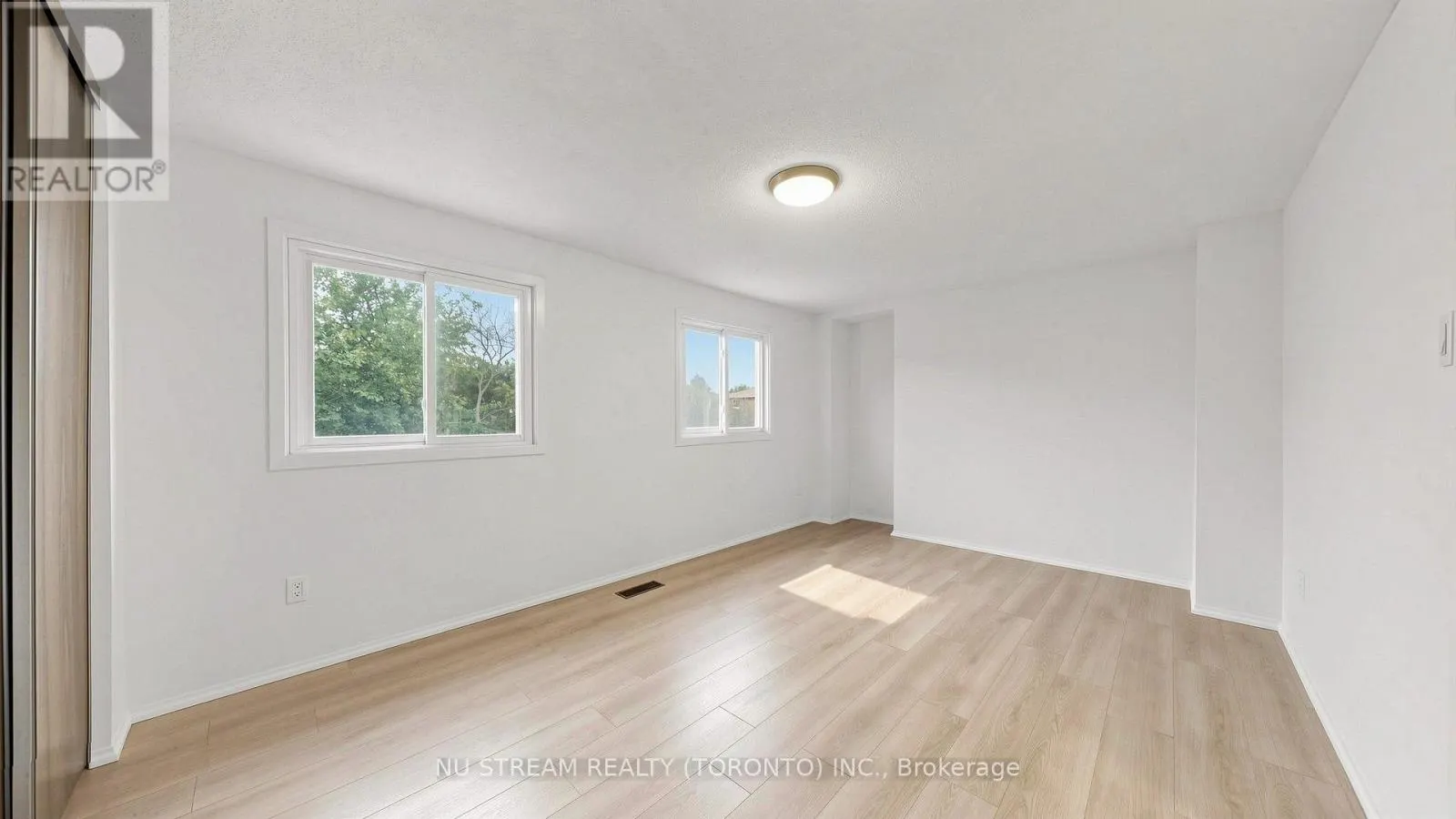 25 TREETOPS COURT