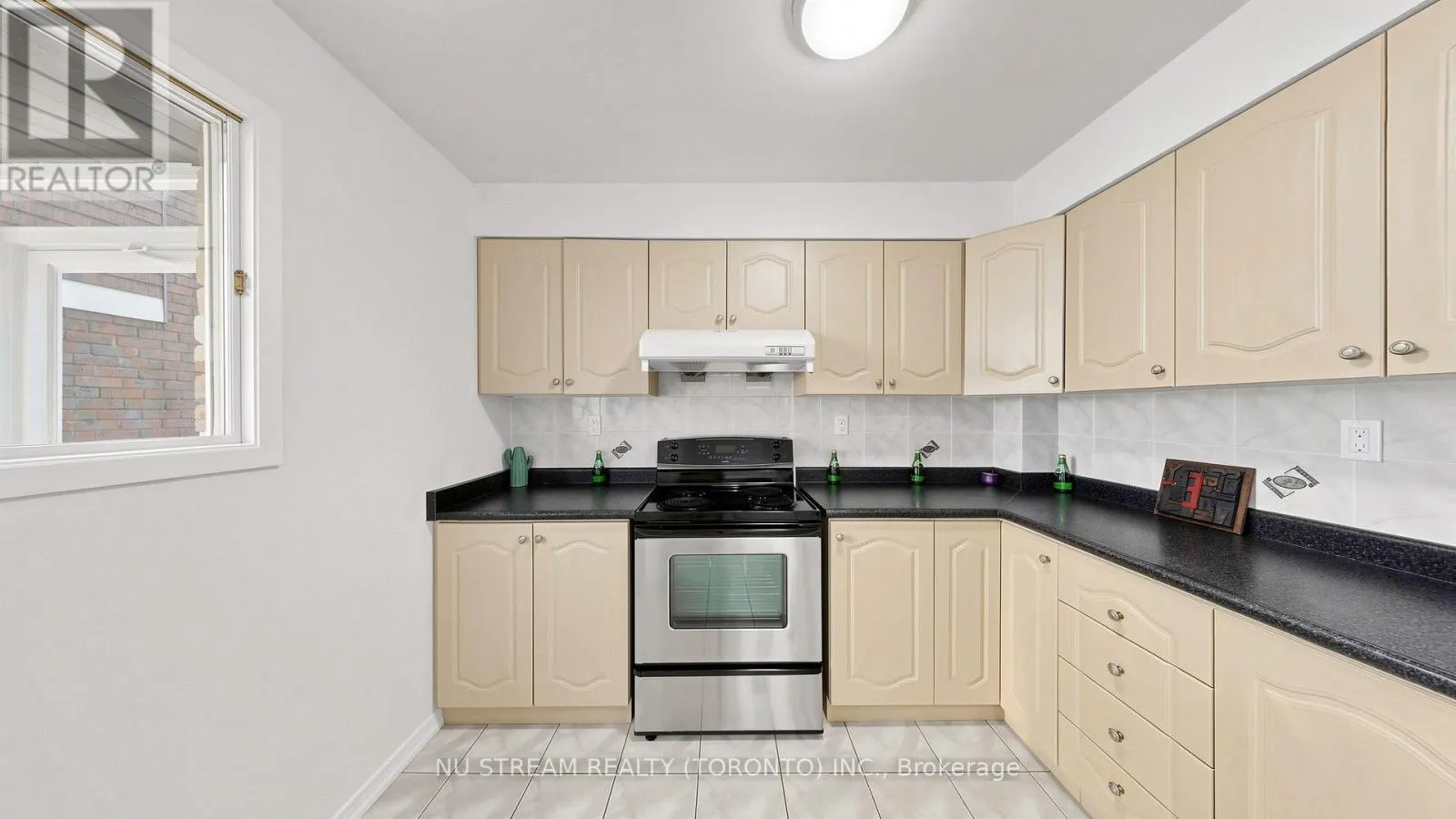 25 TREETOPS COURT
