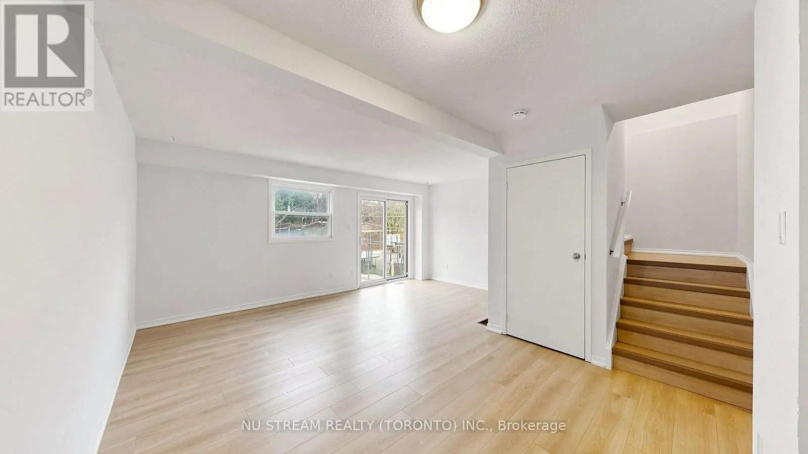25 TREETOPS COURT