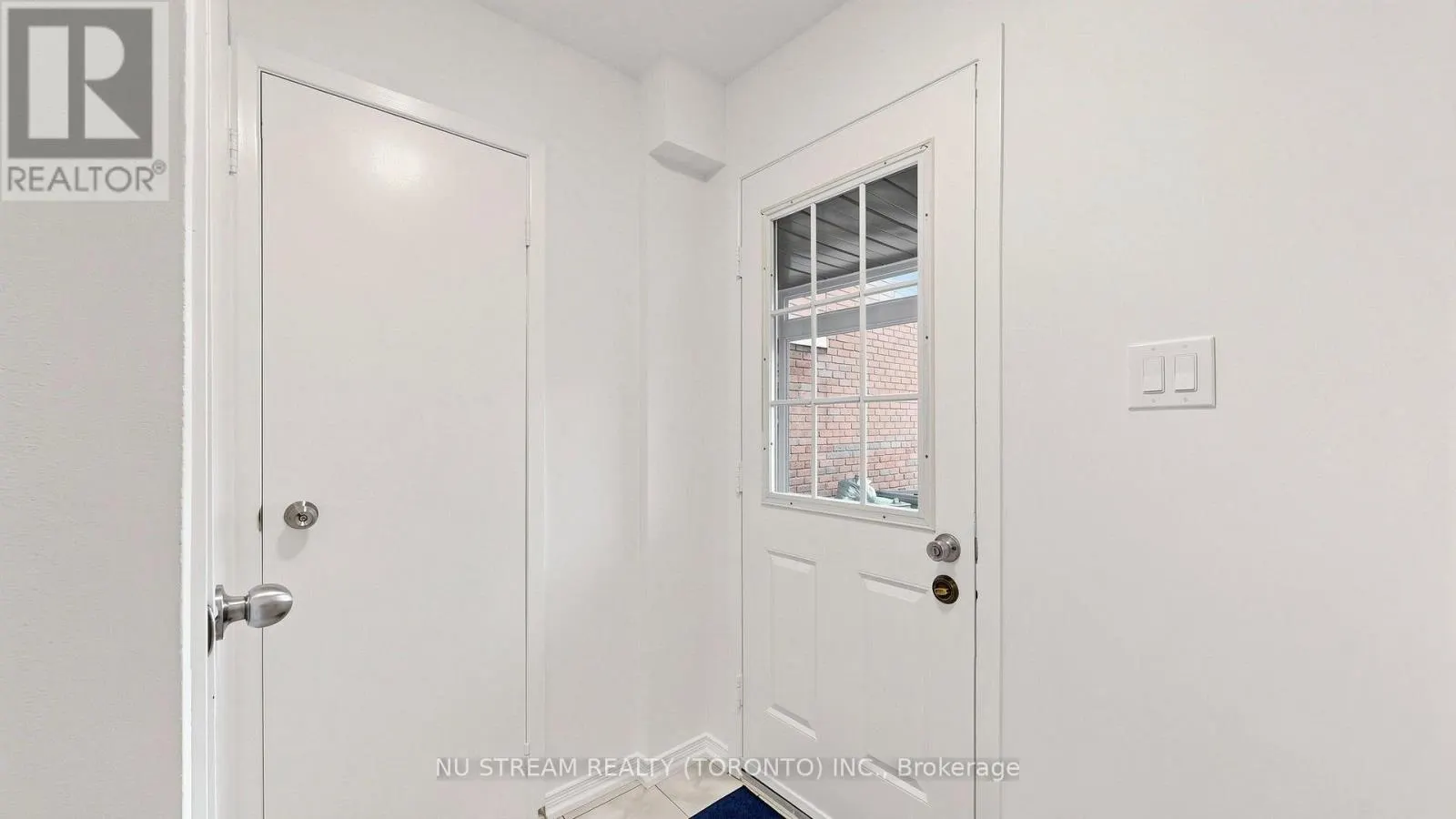 25 TREETOPS COURT