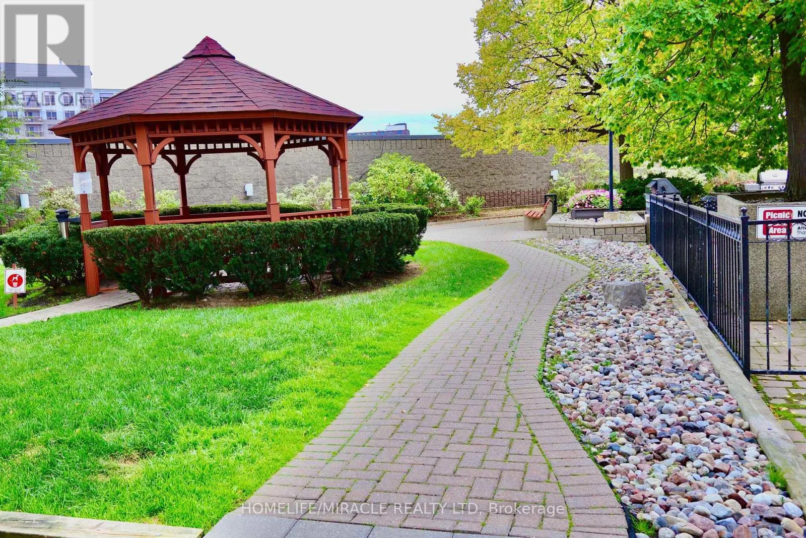 802 - 3233 EGLINTON AVENUE E