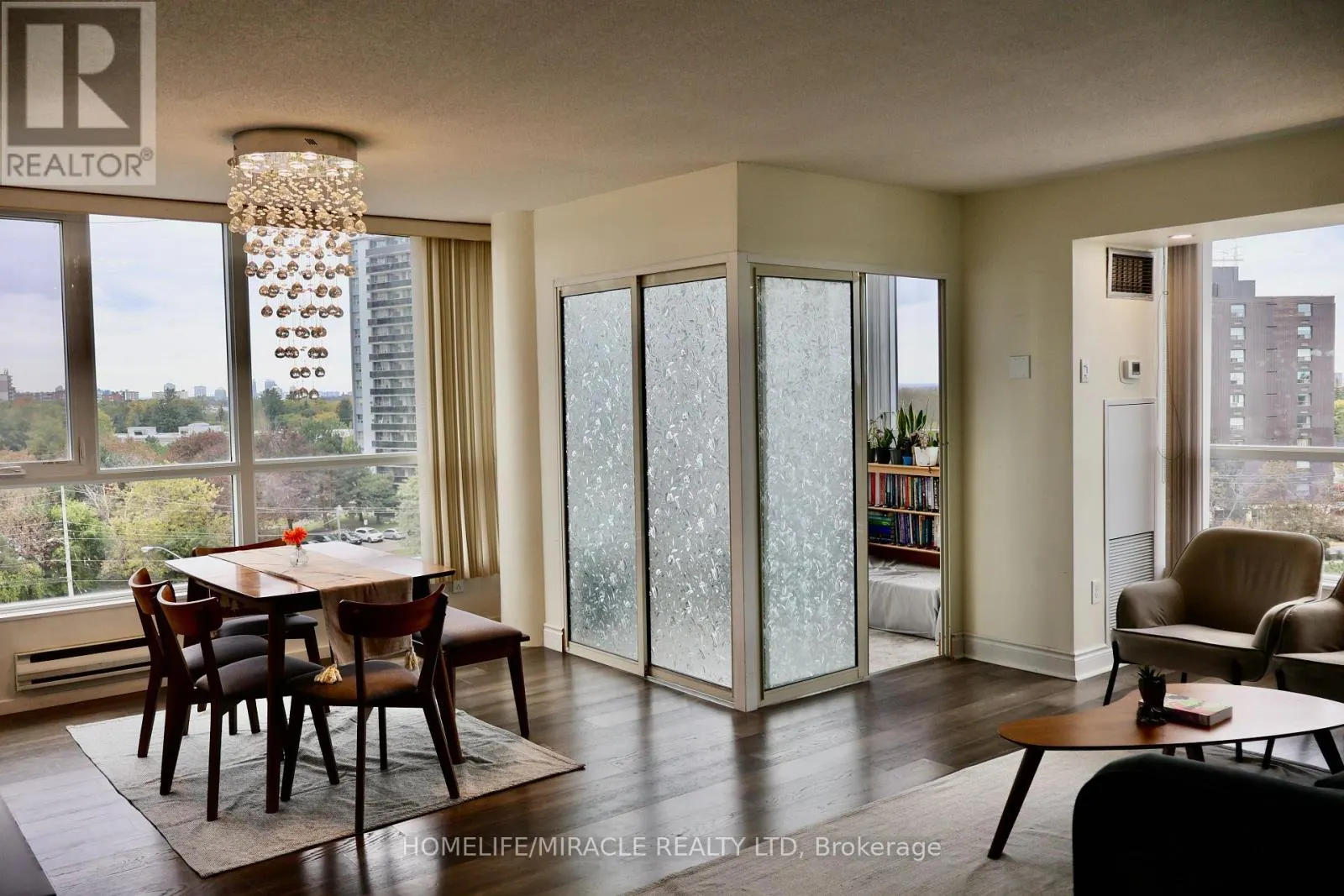 802 - 3233 EGLINTON AVENUE E