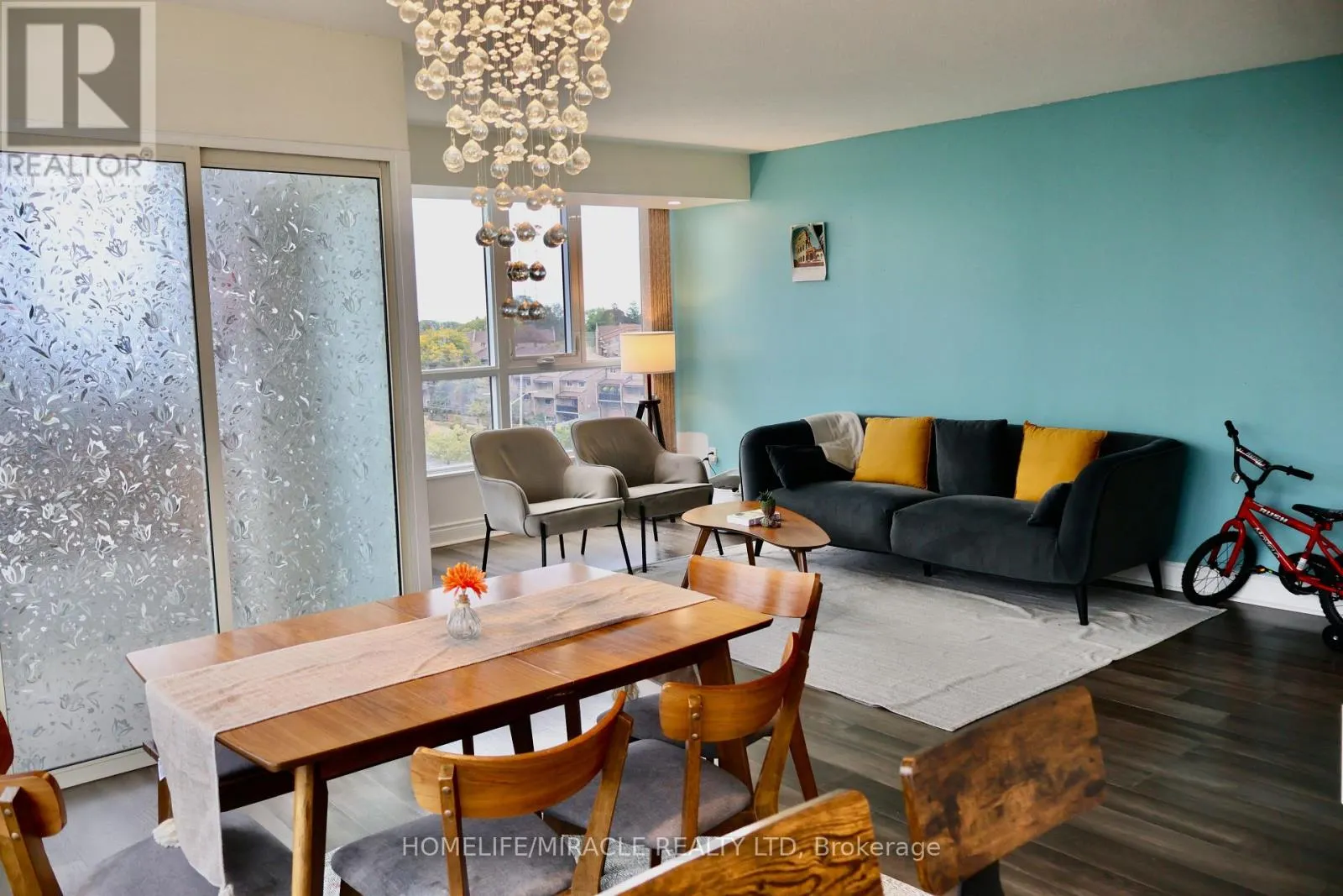 802 - 3233 EGLINTON AVENUE E