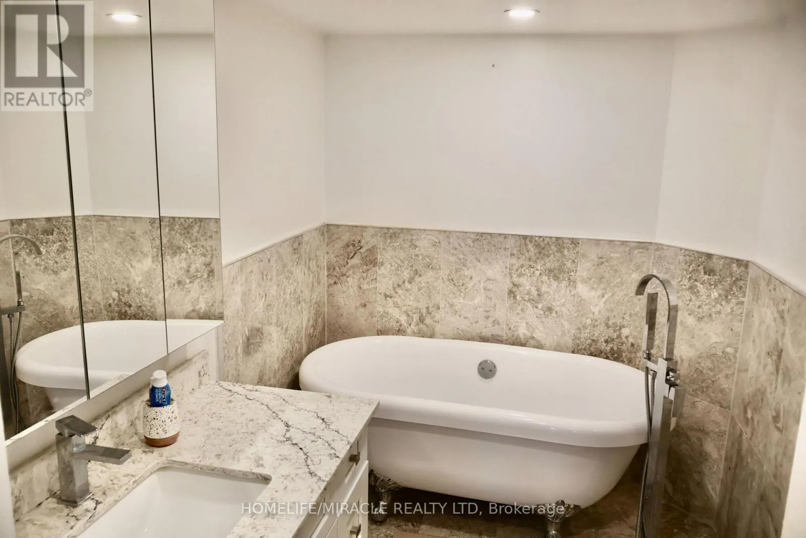 802 - 3233 EGLINTON AVENUE E