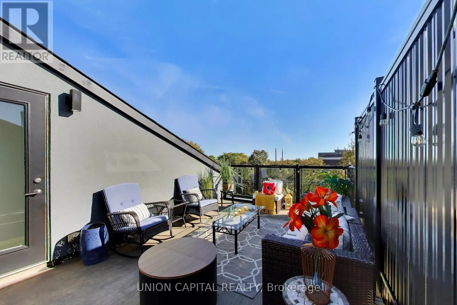952 DUNDAS STREET E