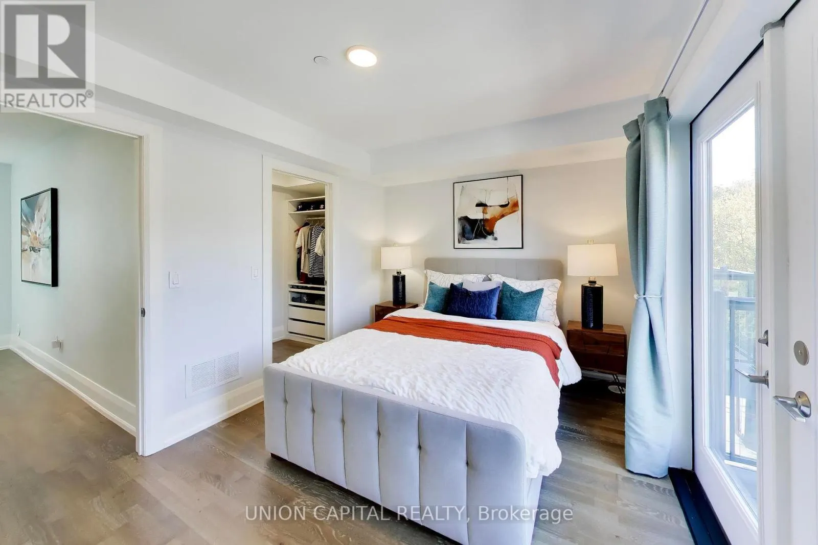 952 DUNDAS STREET E