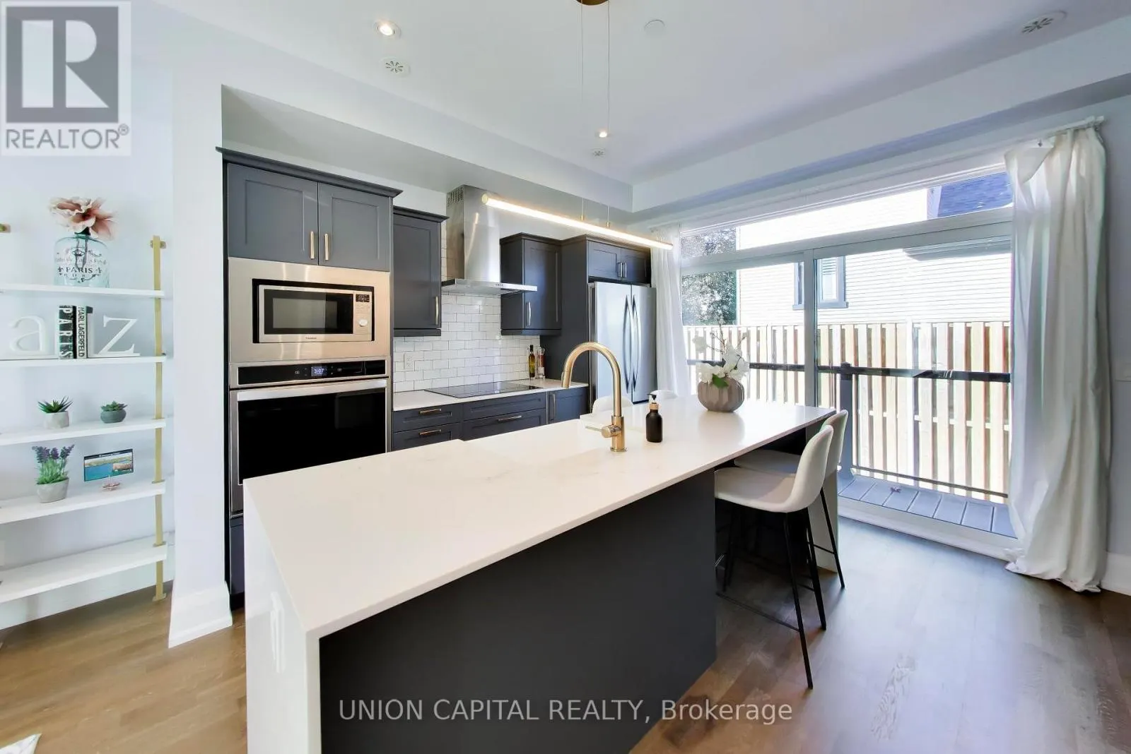 952 DUNDAS STREET E