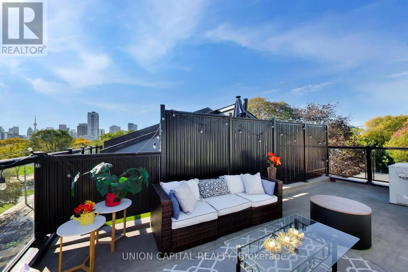 952 DUNDAS STREET E