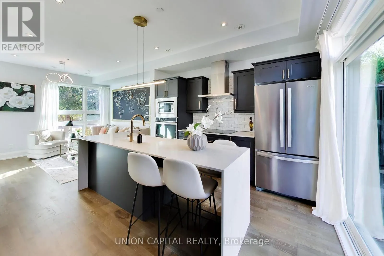 952 DUNDAS STREET E