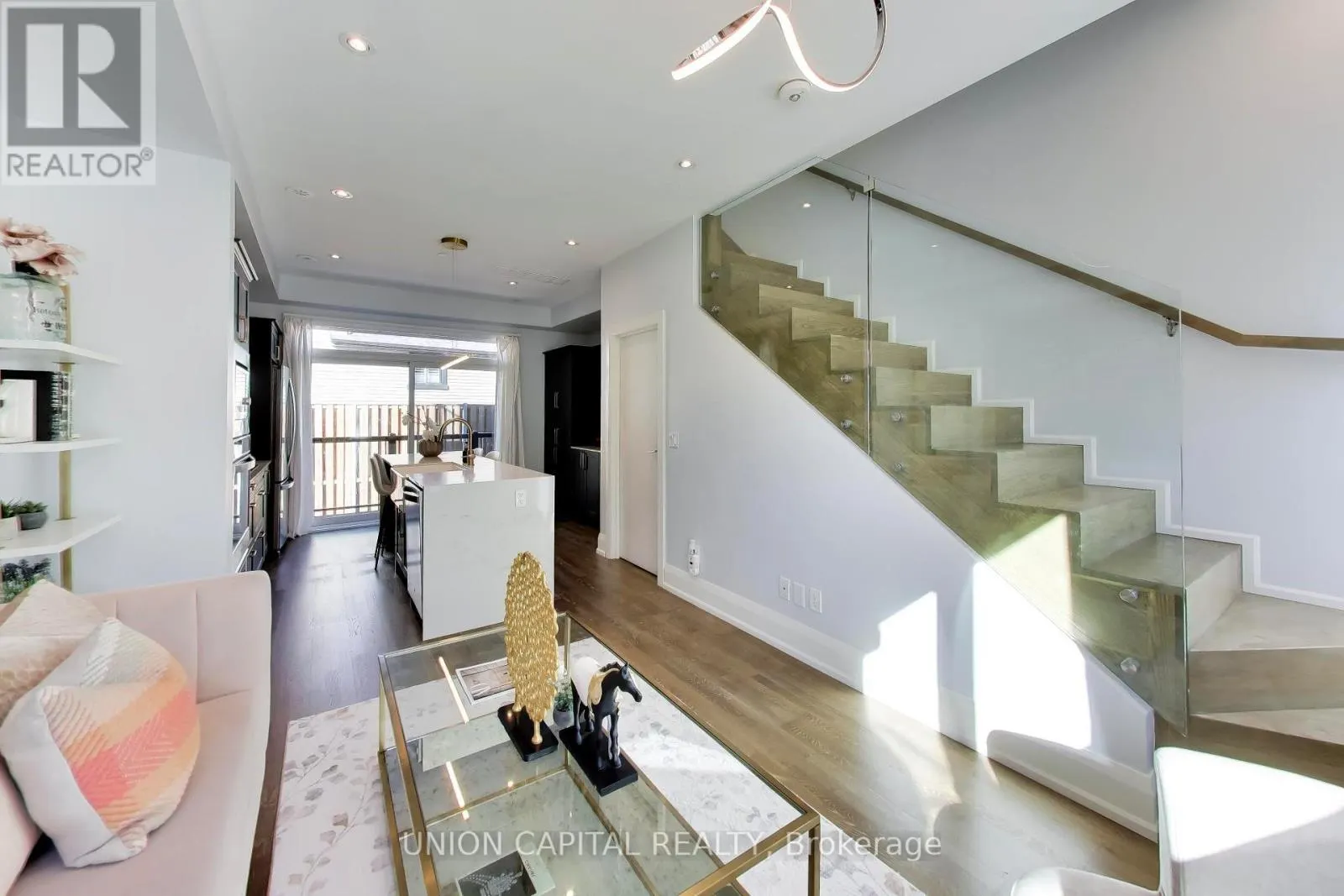 952 DUNDAS STREET E