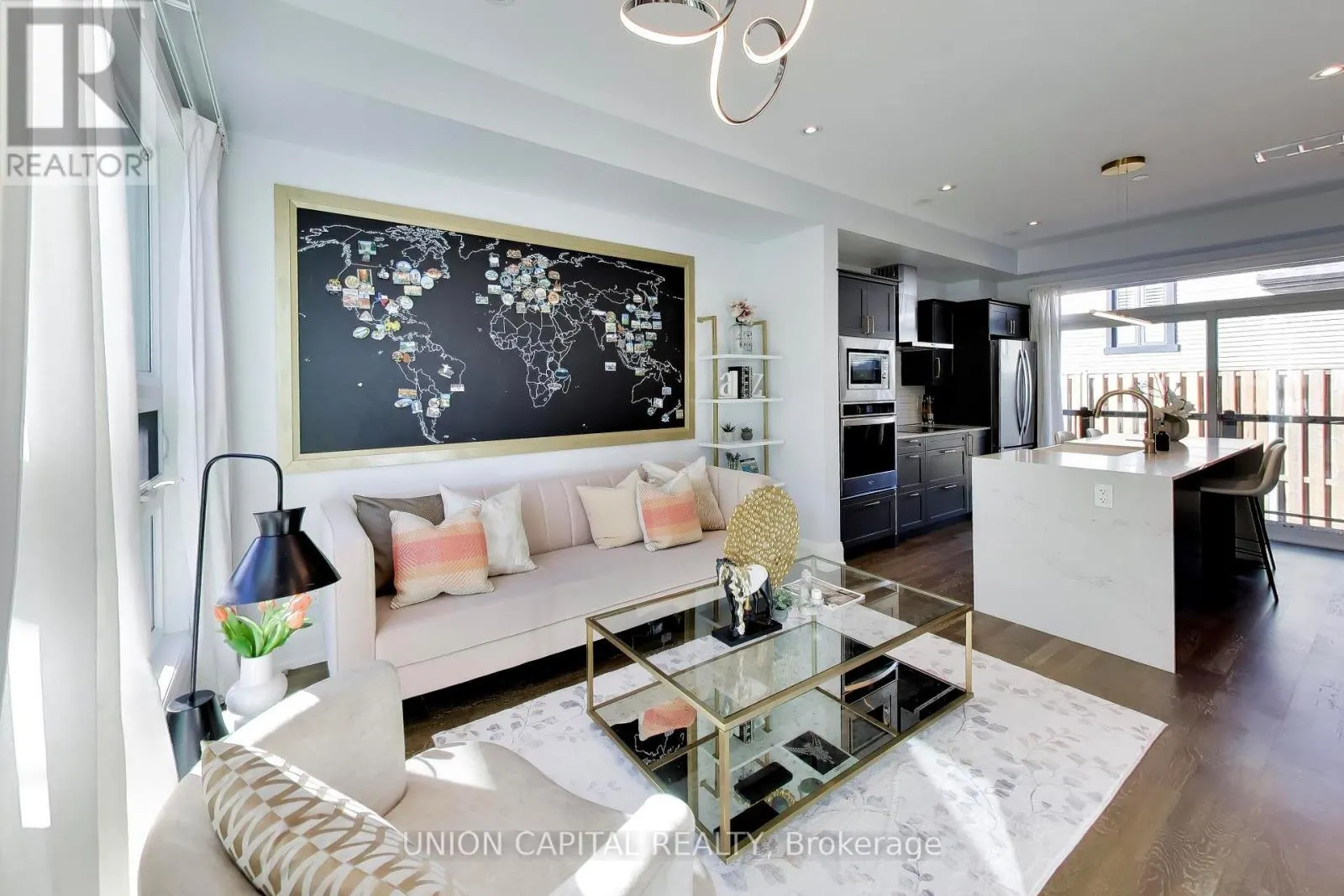 952 DUNDAS STREET E