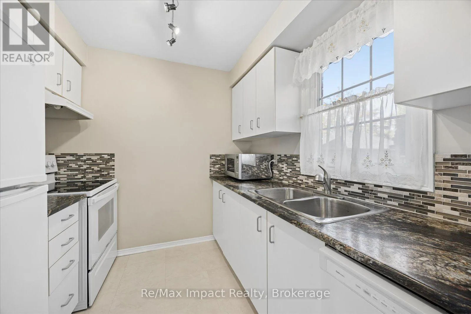 53 - 10 BASSETT BOULEVARD #53