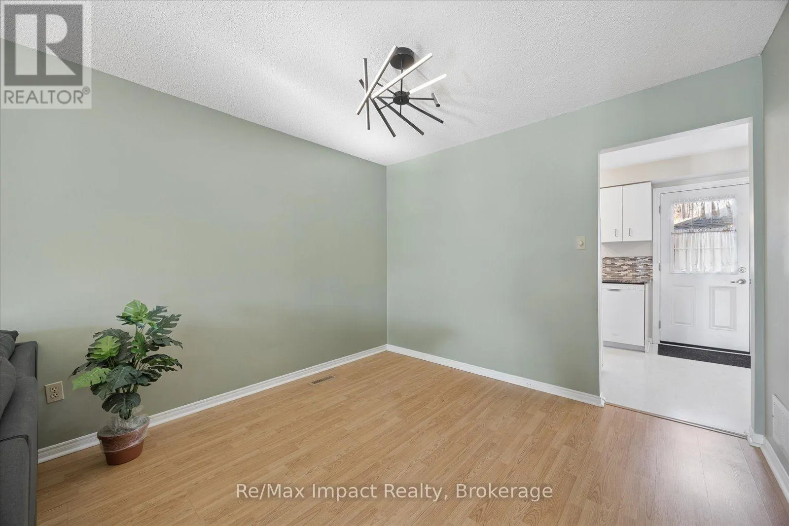 53 - 10 BASSETT BOULEVARD #53
