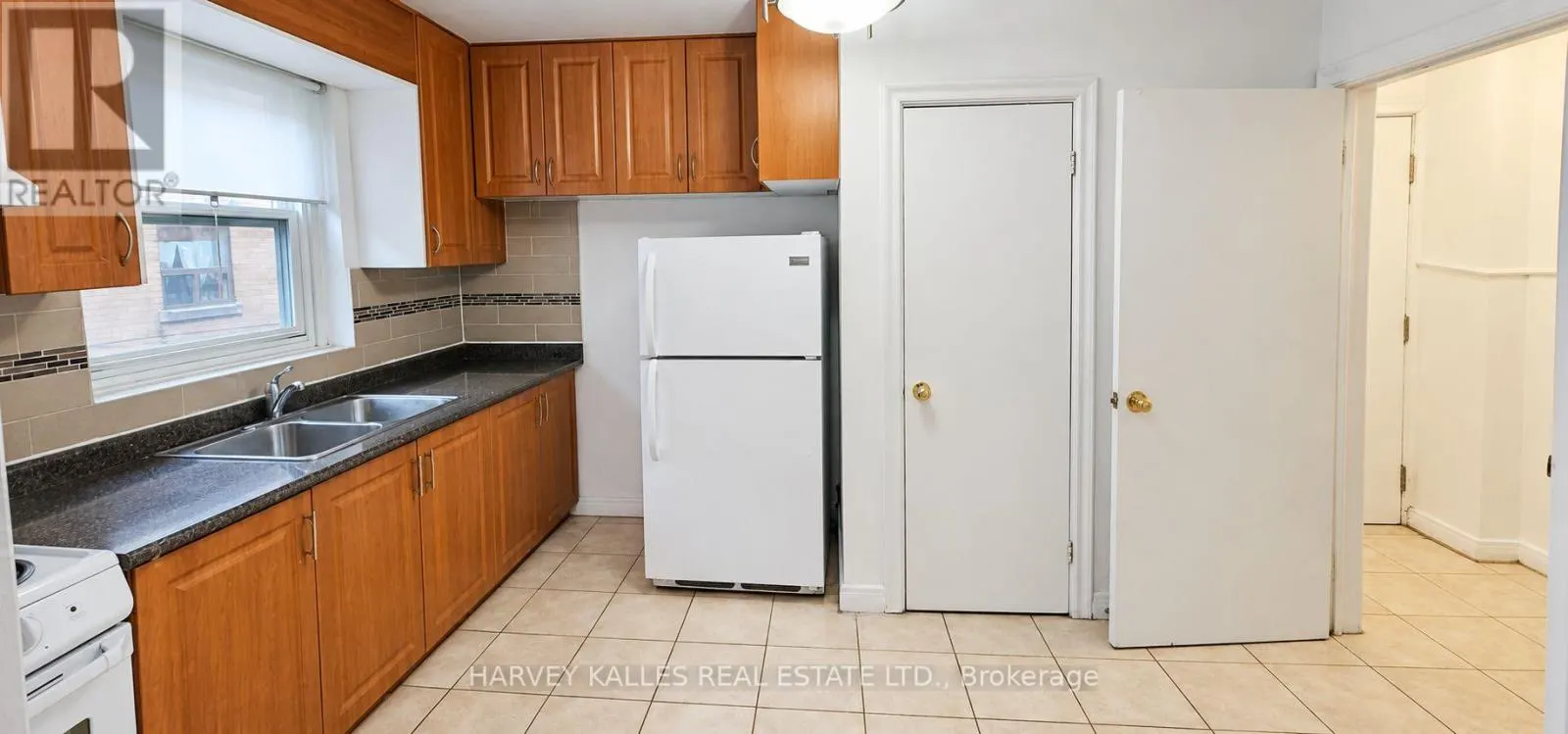 6 - 2905 ST CLAIR AVENUE E