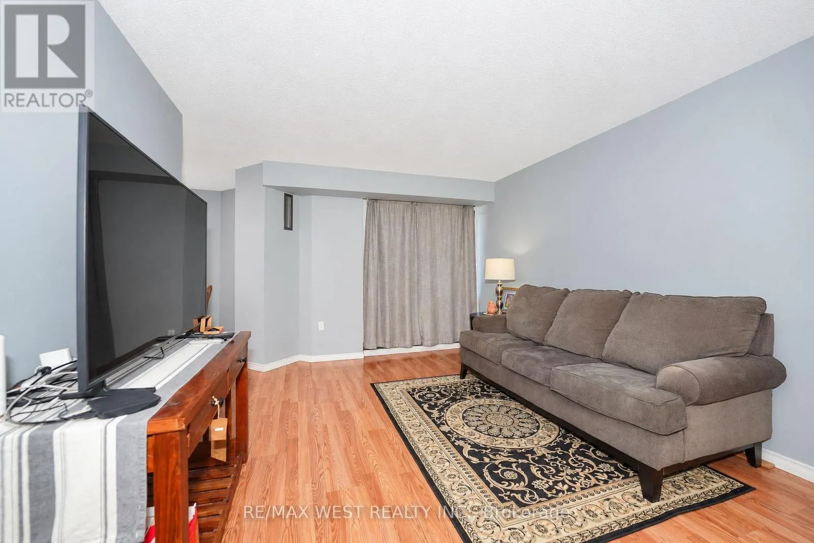 221C - 4064 LAWRENCE AVENUE E