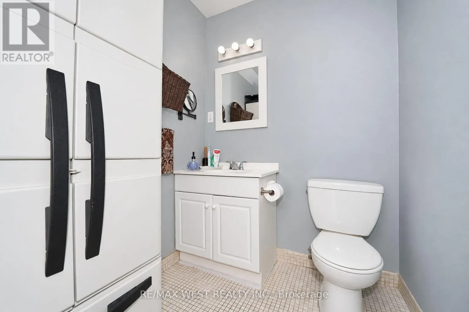 221C - 4064 LAWRENCE AVENUE E