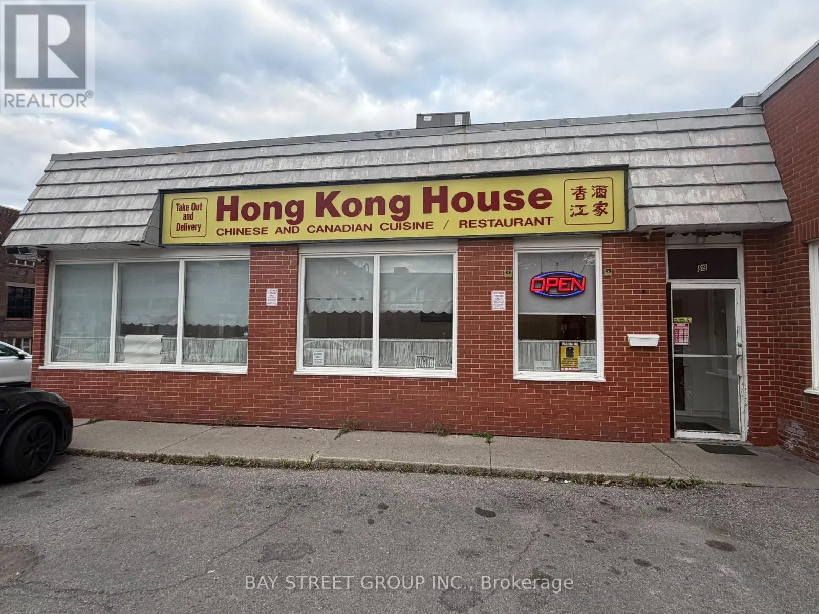 89 SIMCOE STREET S