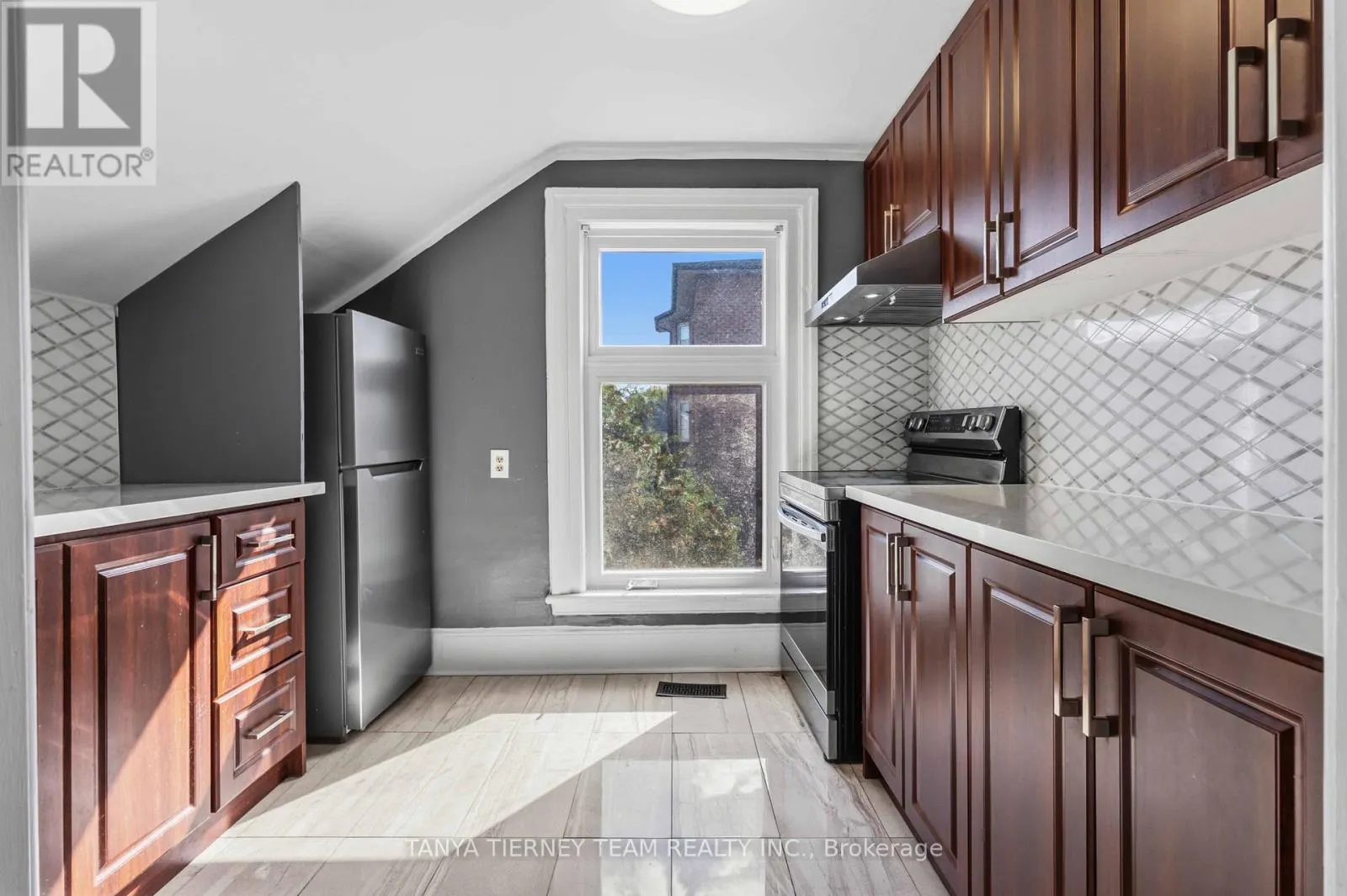 168 CENTRE STREET S