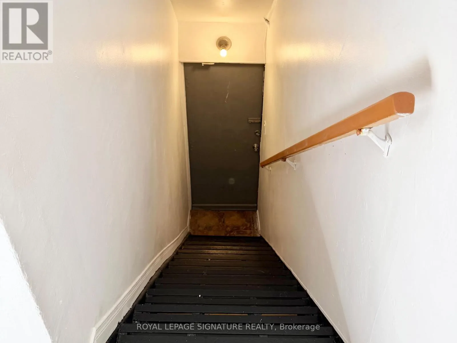 2ND FLR - 455 B DANFORTH AVENUE