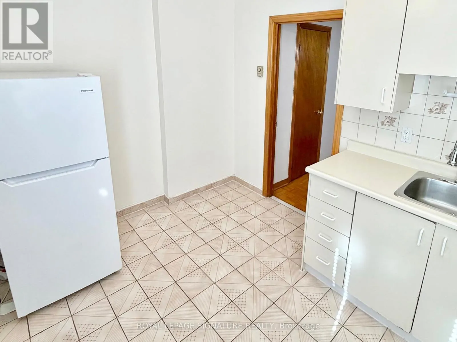 2ND FLR - 455 B DANFORTH AVENUE