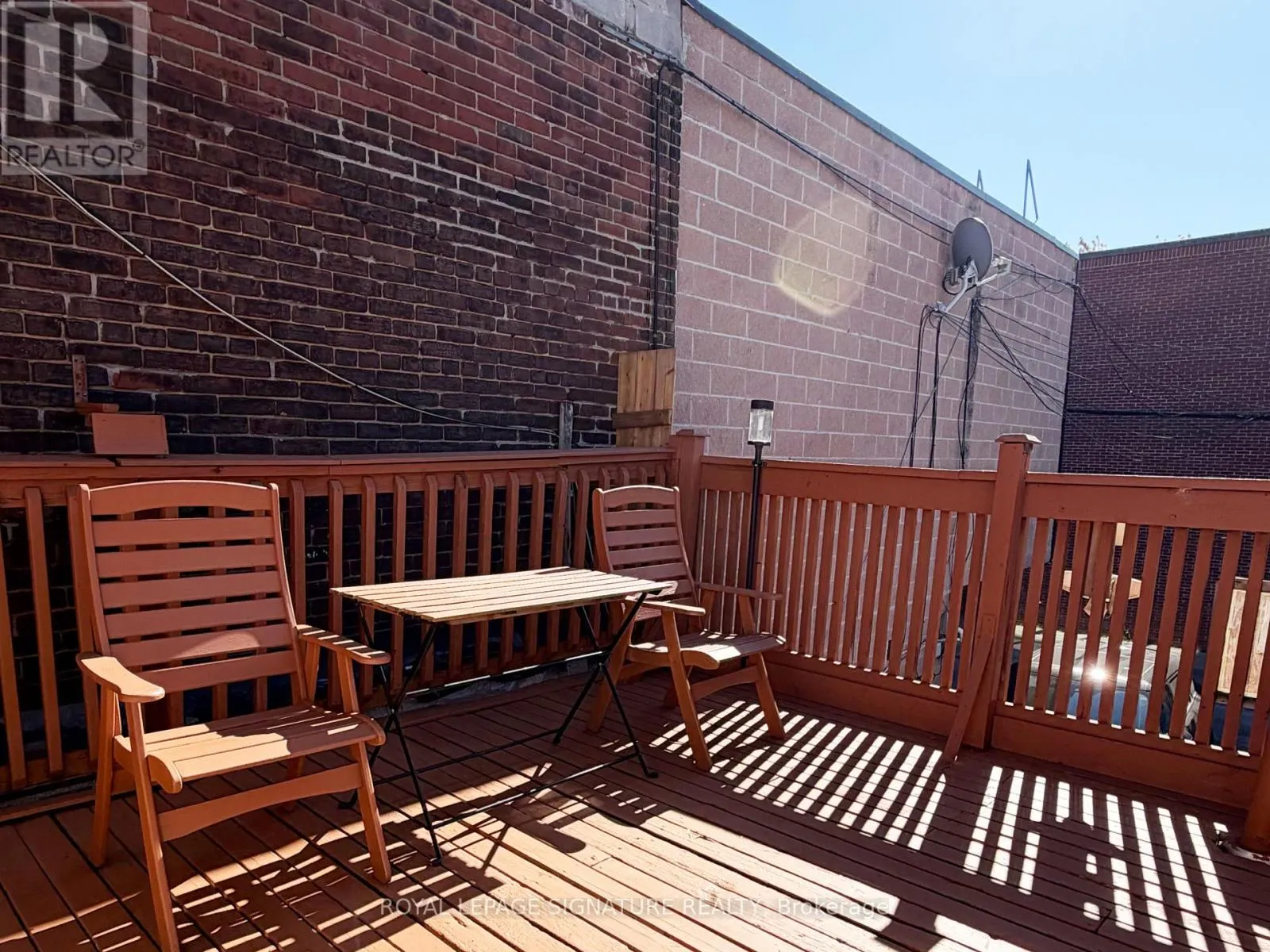 2ND FLR - 455 B DANFORTH AVENUE