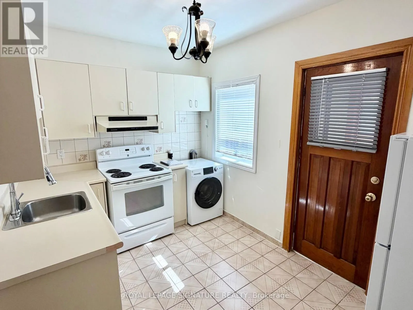 2ND FLR - 455 B DANFORTH AVENUE