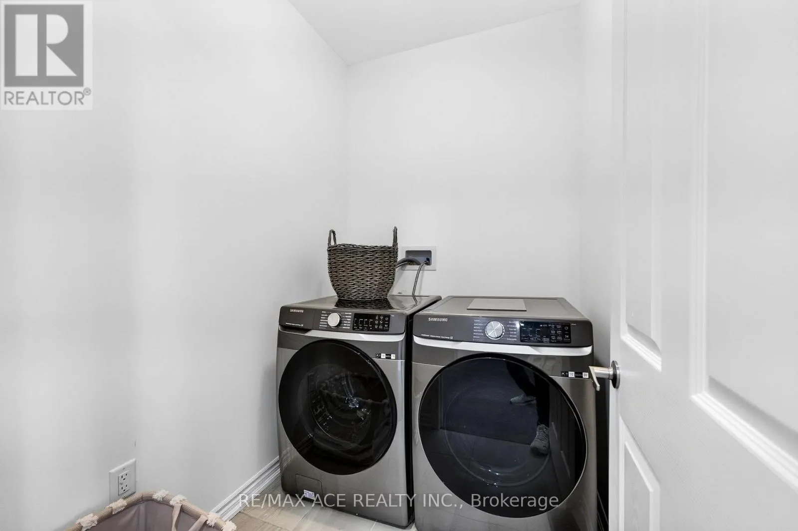 1408 MOCKINGBIRD SQUARE