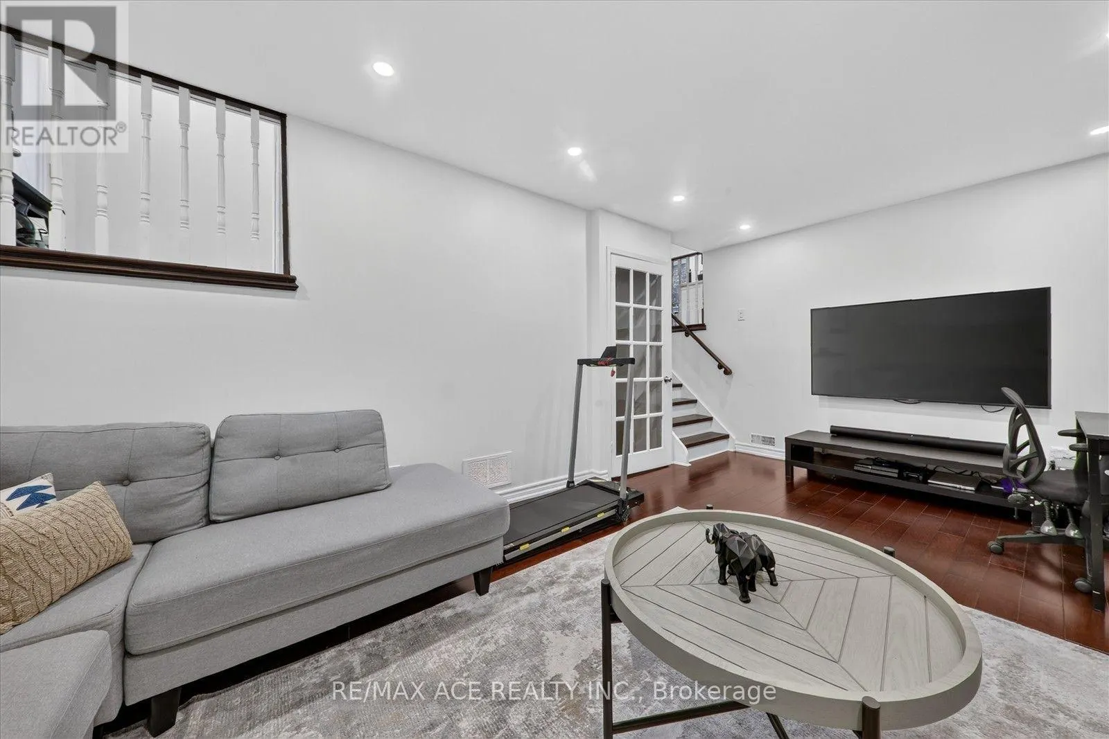 4 RENFIELD CRESCENT