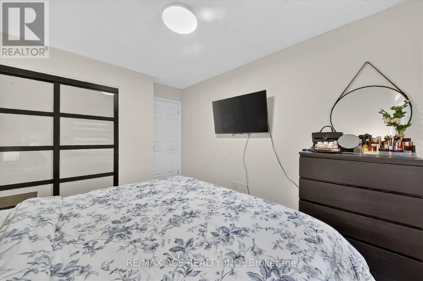 4 RENFIELD CRESCENT