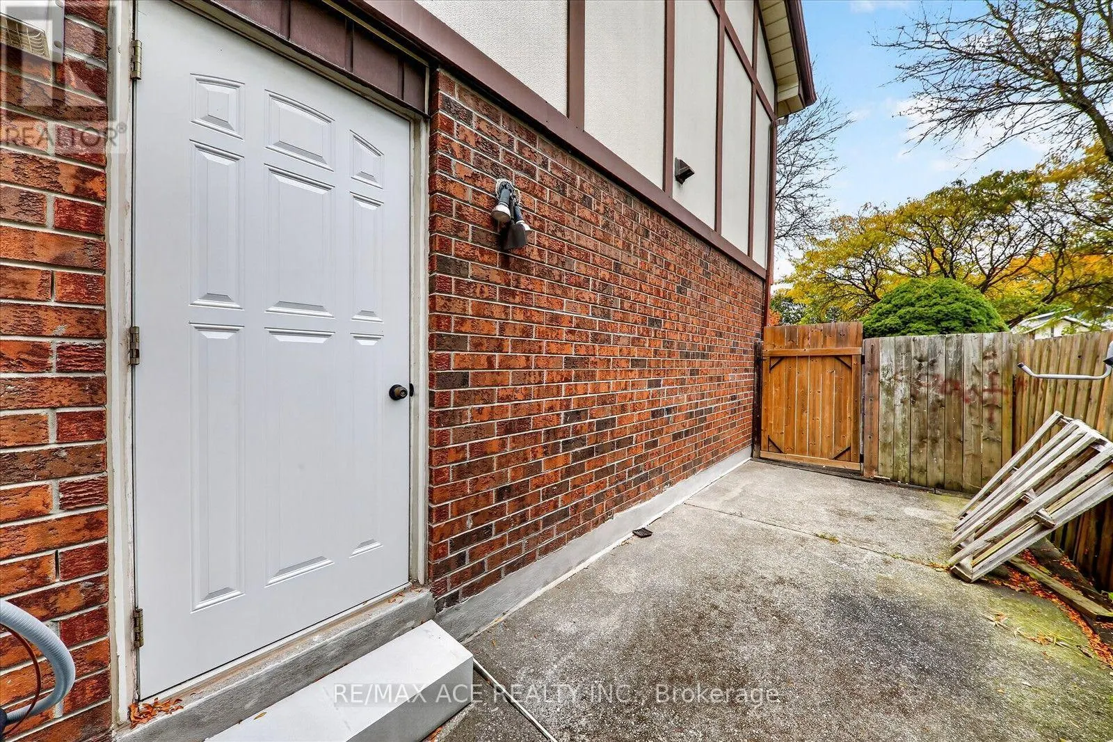 4 RENFIELD CRESCENT