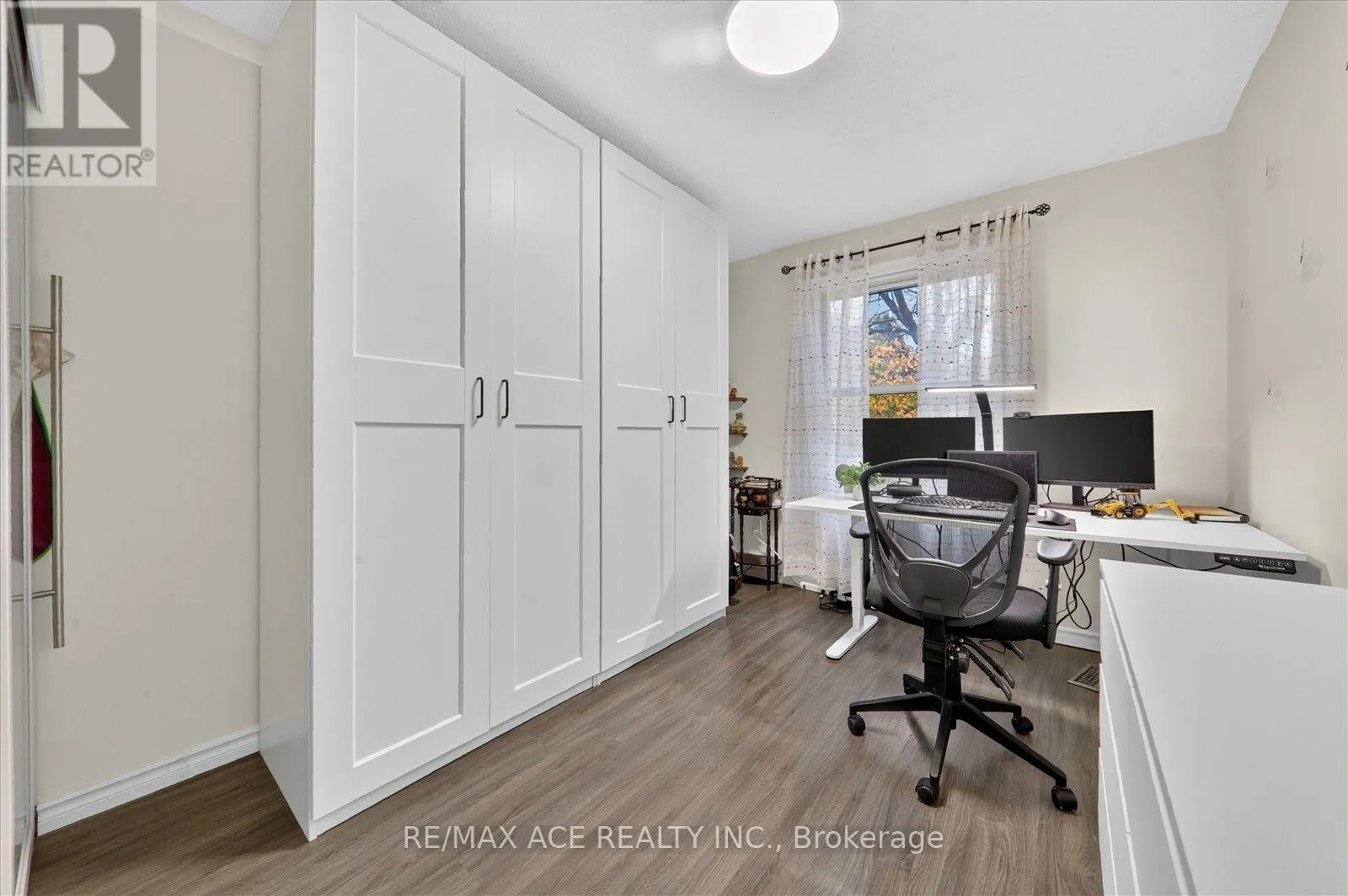 4 RENFIELD CRESCENT