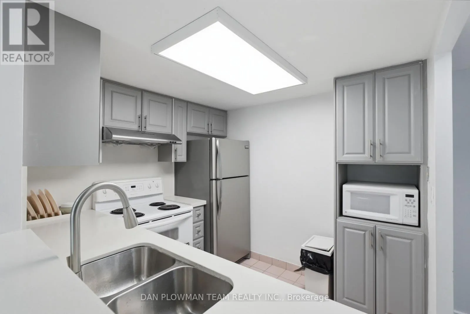 913 - 8 LEE CENTRE DRIVE