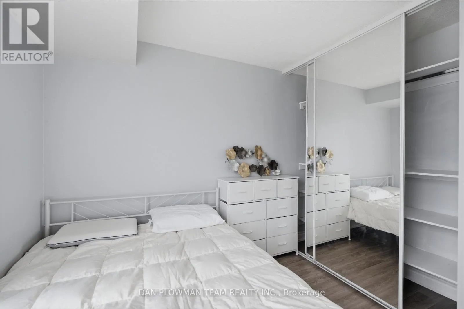 913 - 8 LEE CENTRE DRIVE