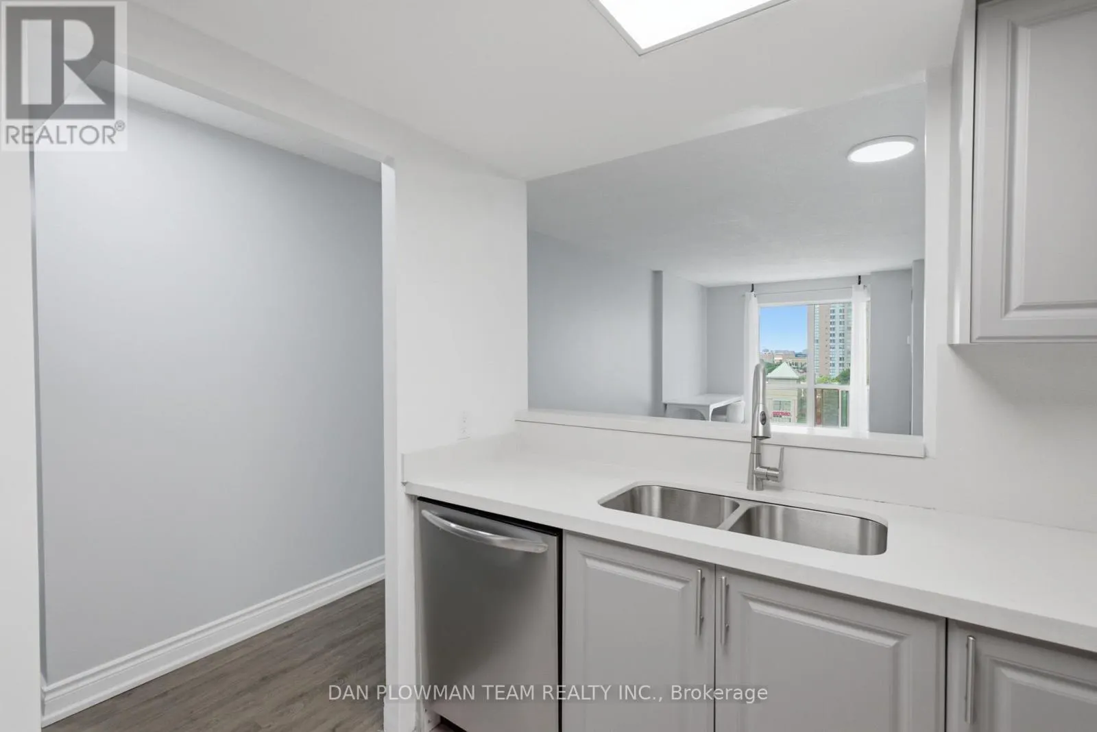 913 - 8 LEE CENTRE DRIVE