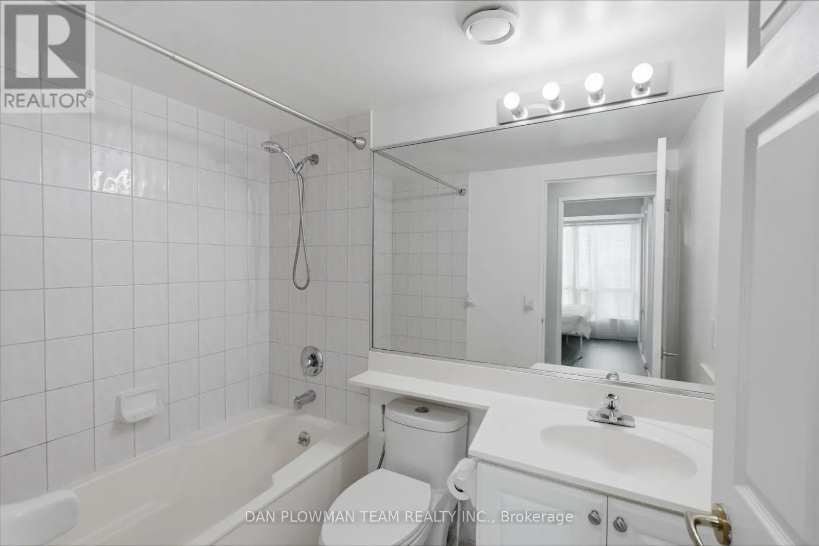 913 - 8 LEE CENTRE DRIVE
