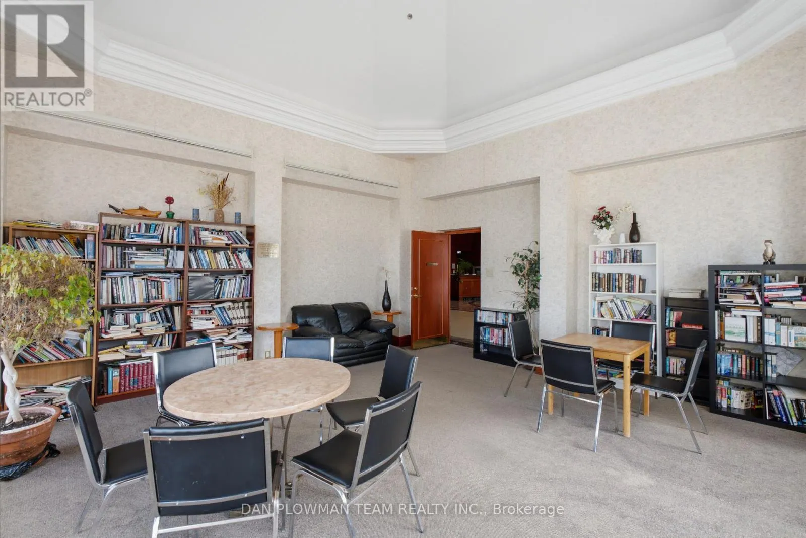913 - 8 LEE CENTRE DRIVE