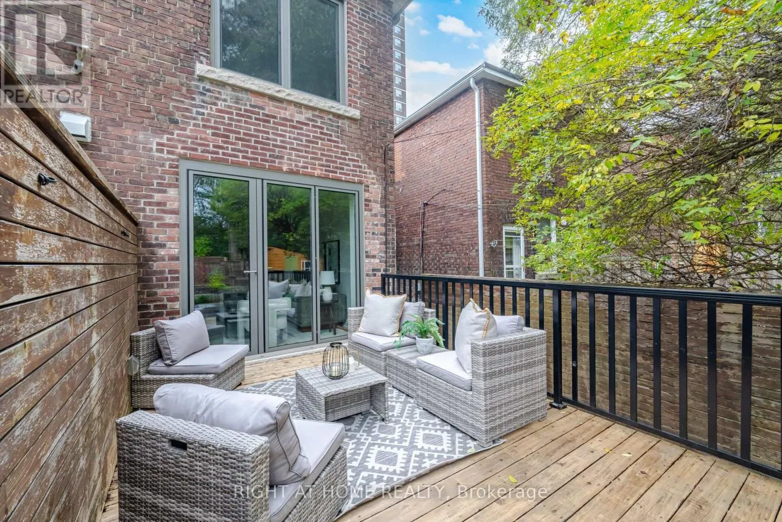 32 EASTMOUNT AVENUE