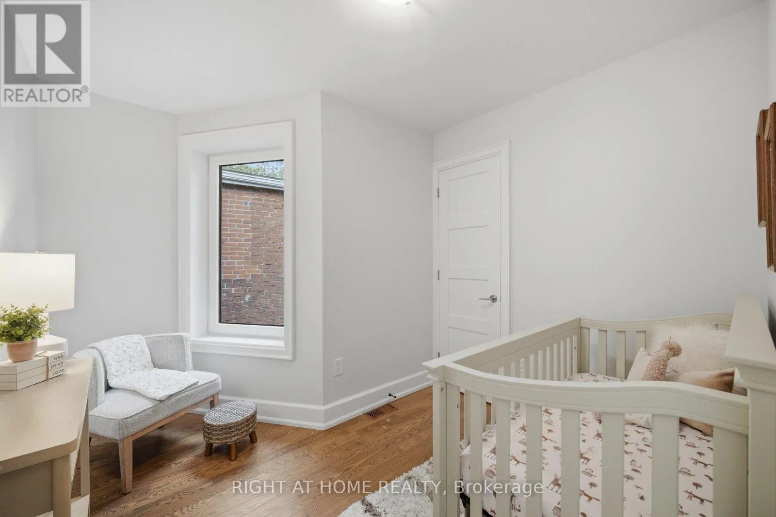 32 EASTMOUNT AVENUE