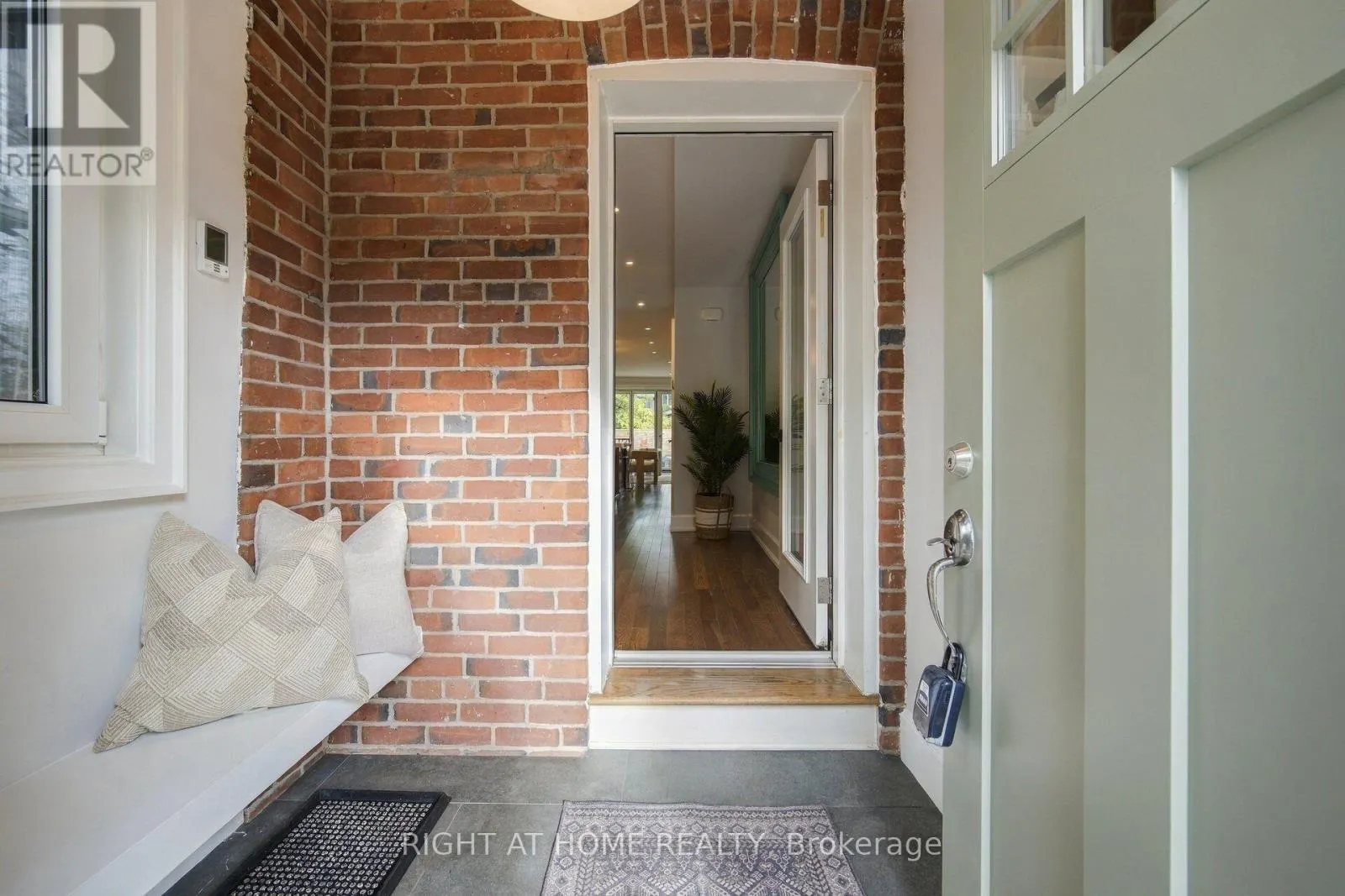 32 EASTMOUNT AVENUE