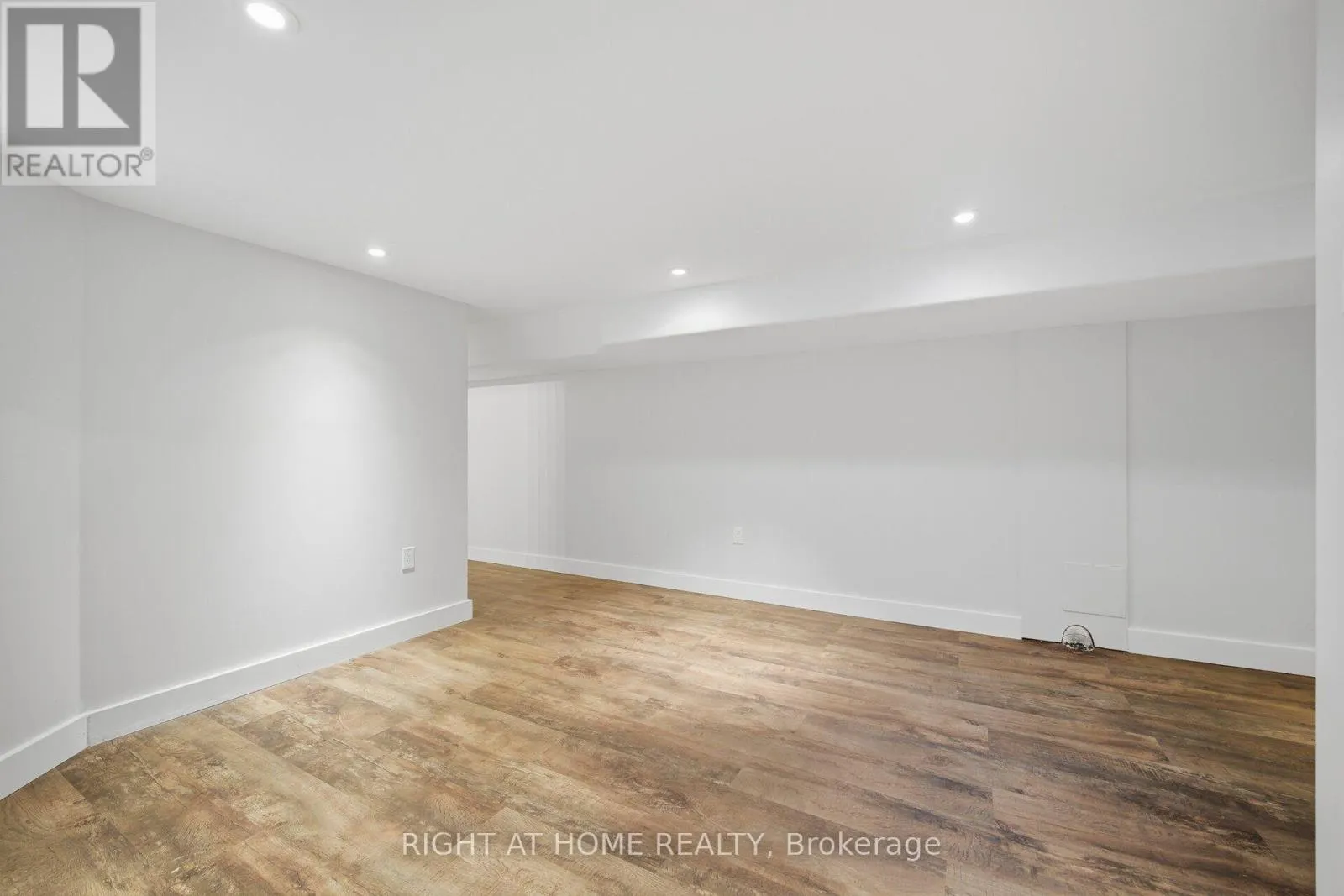 32 EASTMOUNT AVENUE