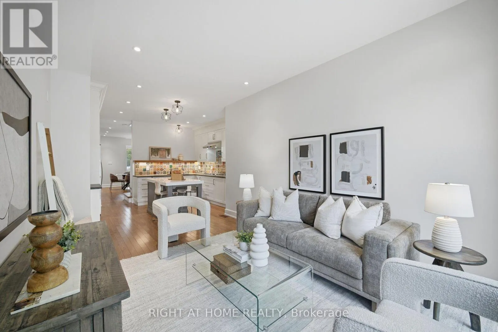 32 EASTMOUNT AVENUE